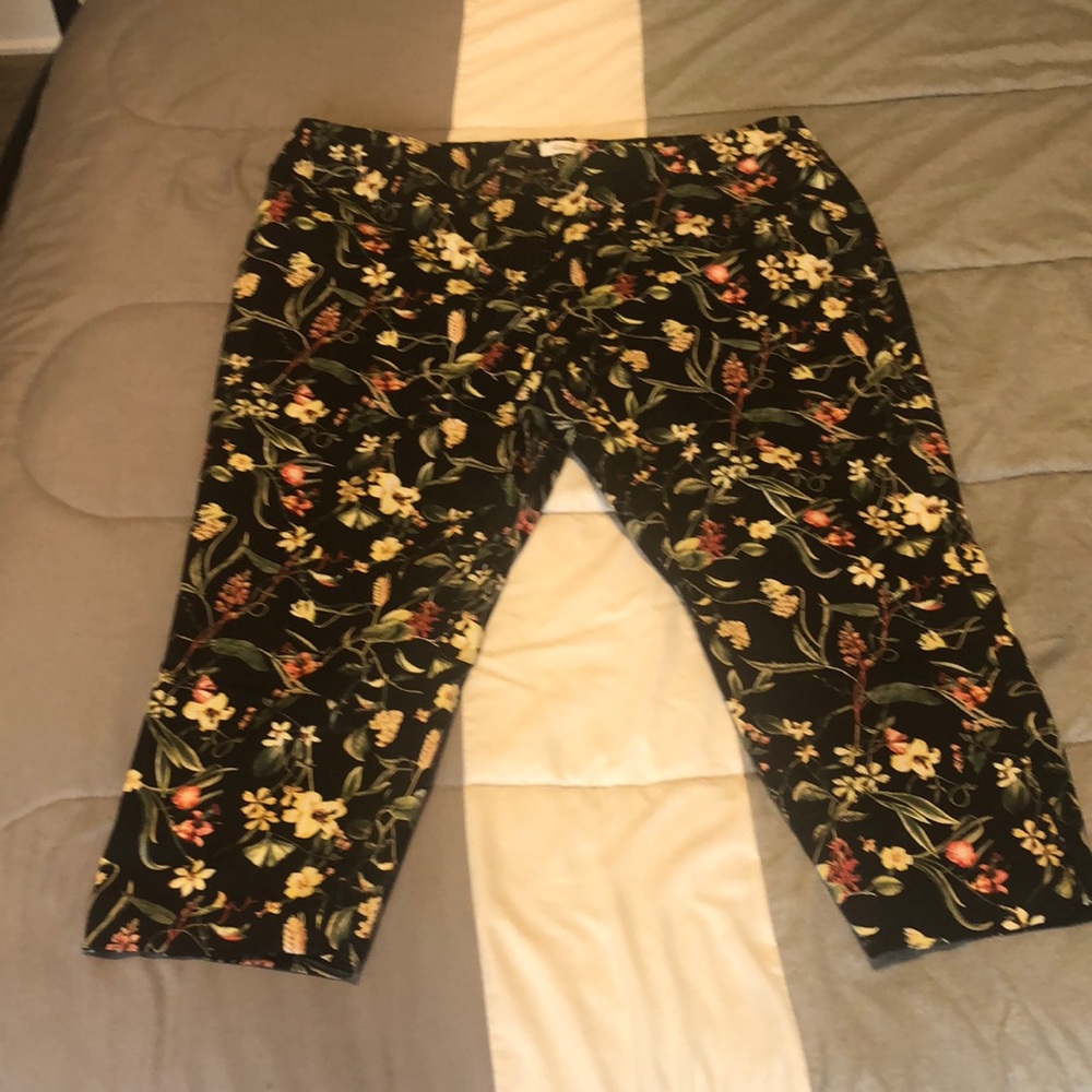 Capris, Flower Pattern Pants - Picture 3 of 5